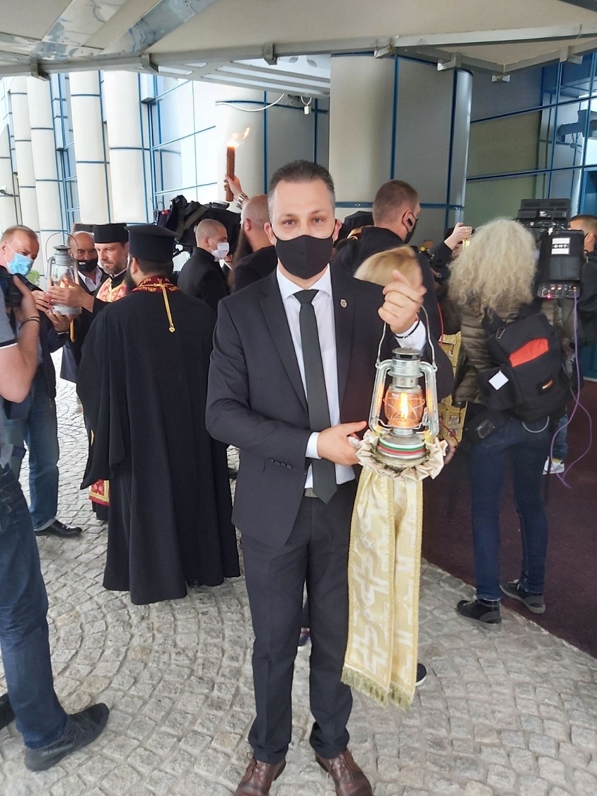 Председателят на Общинския съвет Христо Кавалски пренесе благодатния огън от София до Павликени